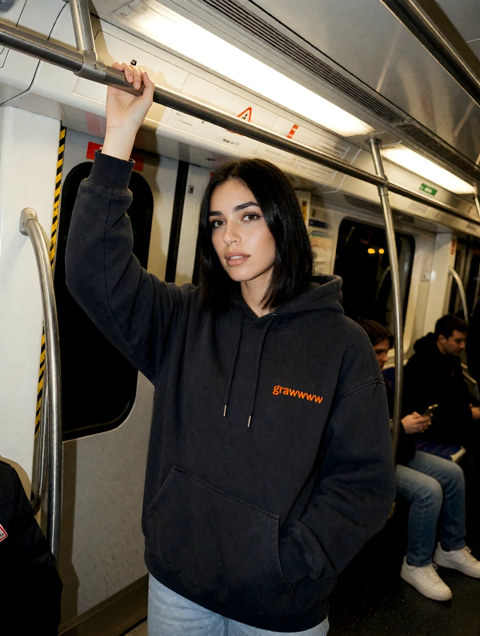 La modelo en el metro de noche con la sudadera grawwww