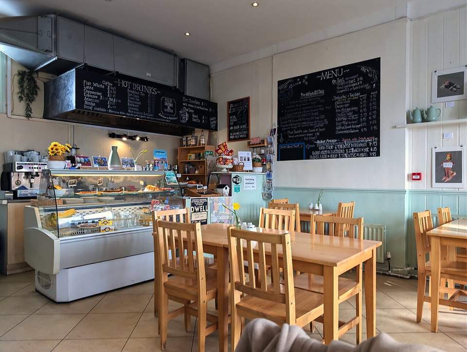 Interior de una cafetería: clásico, sin IA