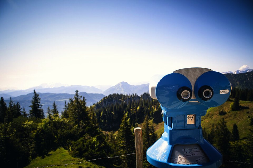 Mirador con cielo azul y montañas: clásico, sin IA