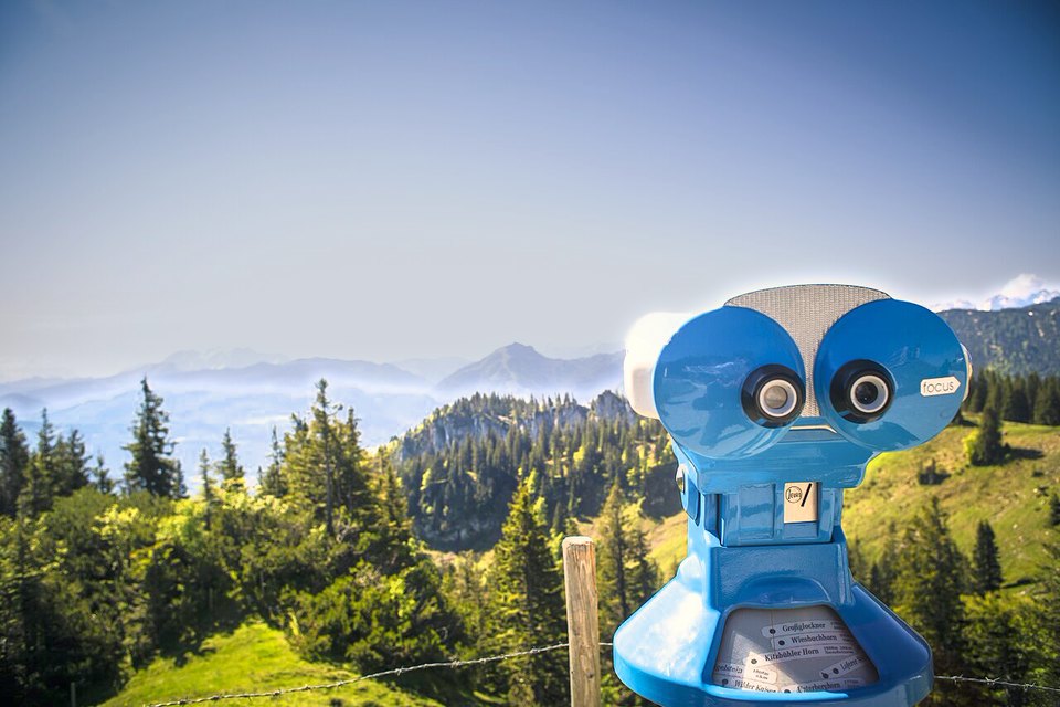 Mirador con cielo azul y montañas: preset